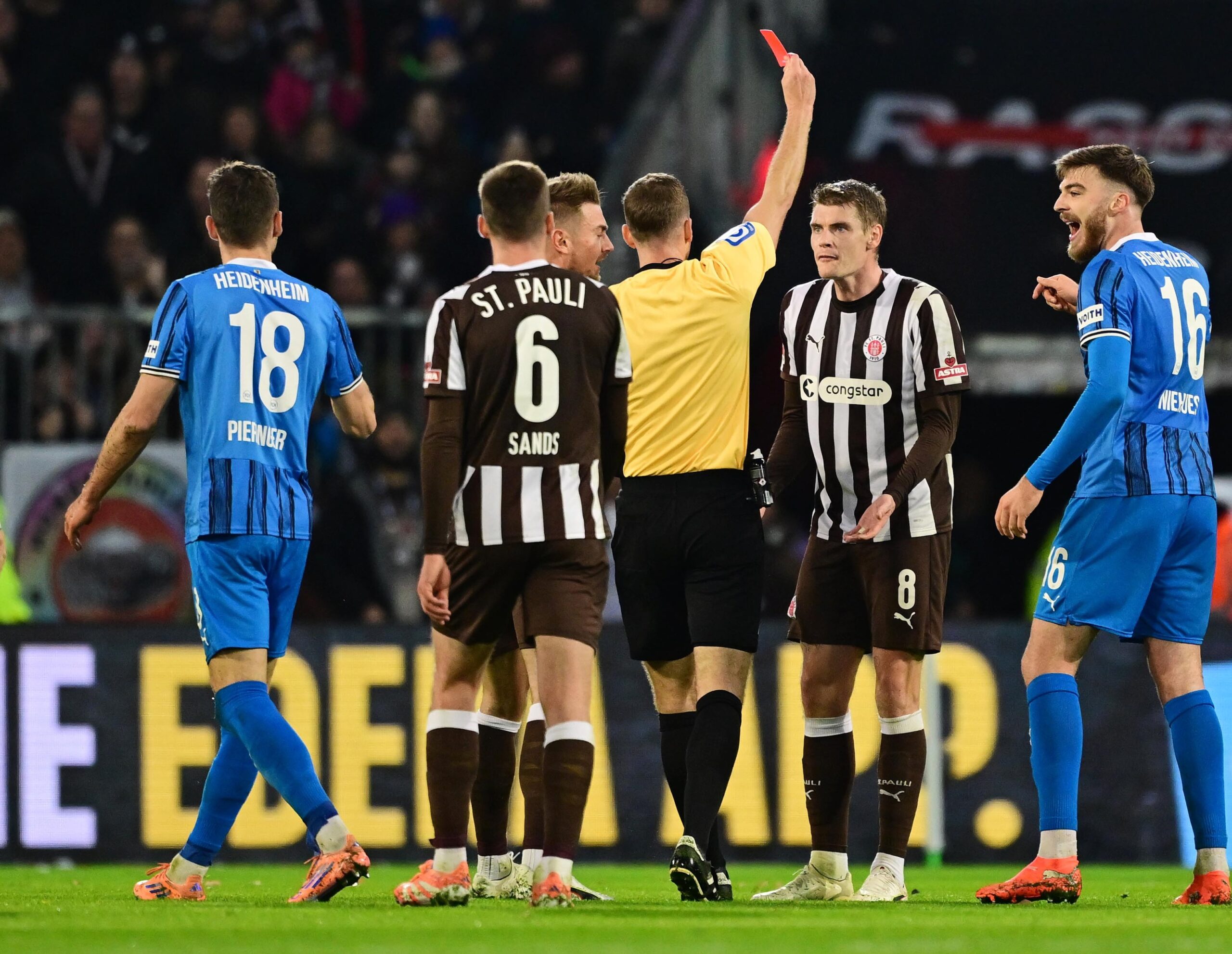 Eric Smith sieht die Rote Karte