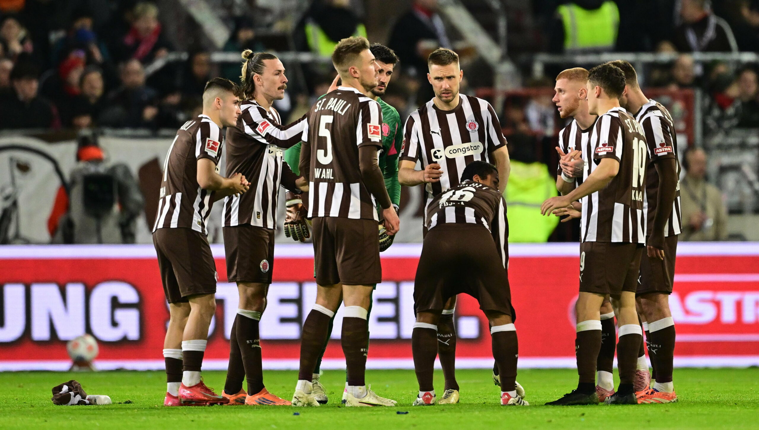 Die St. Pauli-Profis Arkadiusz Pyrka, Jackson Irvine, Hauke Wahl, Nikola Vasilj, Karol Mets, Joel Chima Fujita, Louis Oppie, Martijn Kaars und James Sands beim Heimspiel gegen Heidenheim.