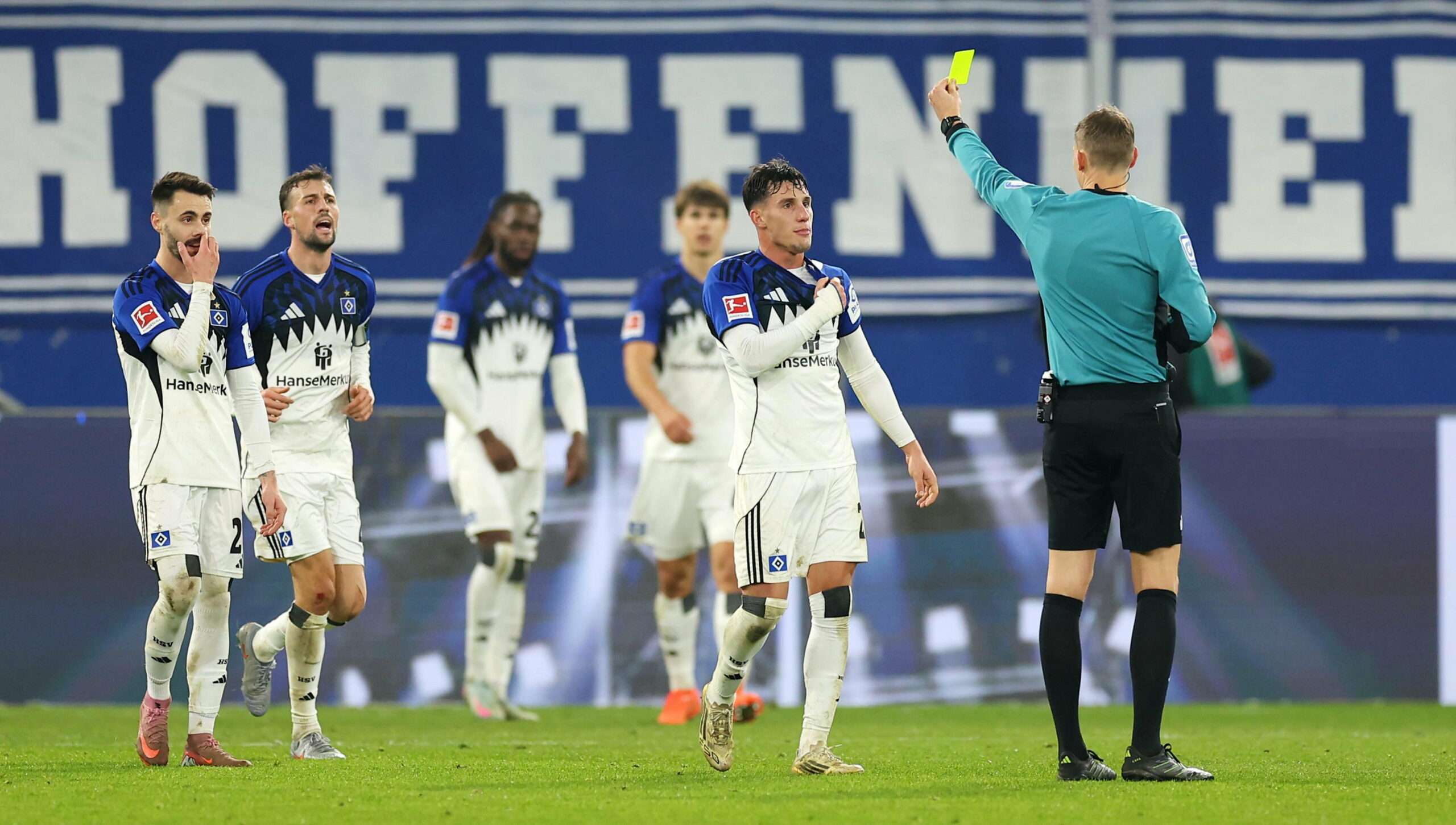 Nicolás Capaldo kriegt von Martin Petersen die Gelbe Karte