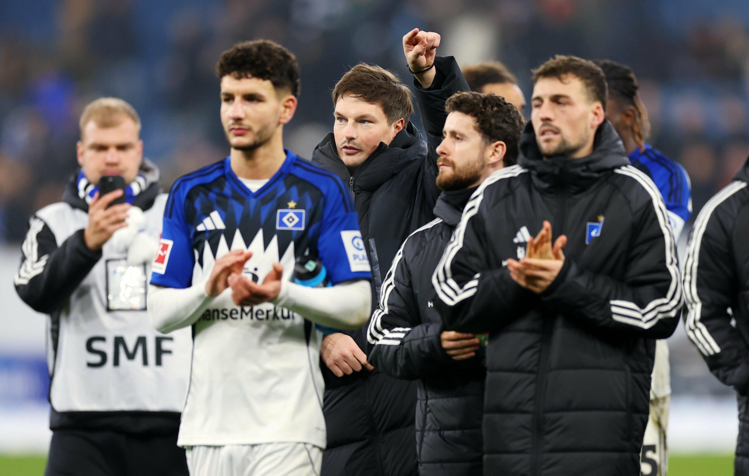 Daniel Elfadli, Merlin Polzin und Jonas Meffert vor den HSV-Fans