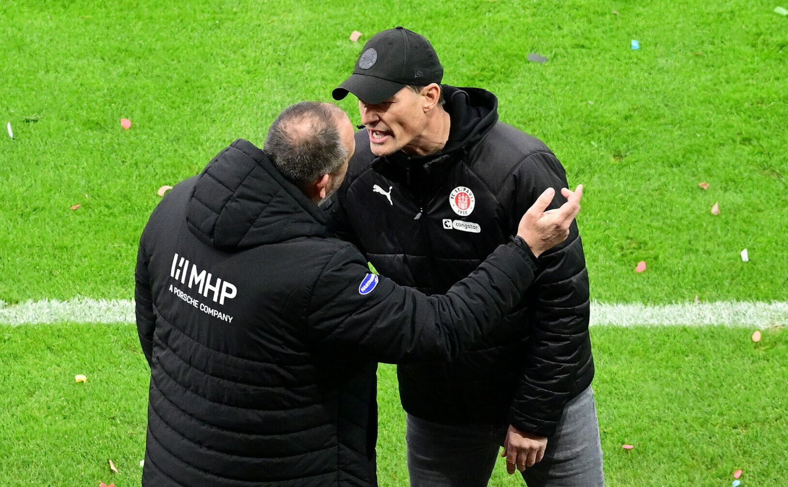 St. Pauli-Trainer Alexander Blessin und Heidenheim-Coach Frank Schmidt im Austausch an der Seitenline