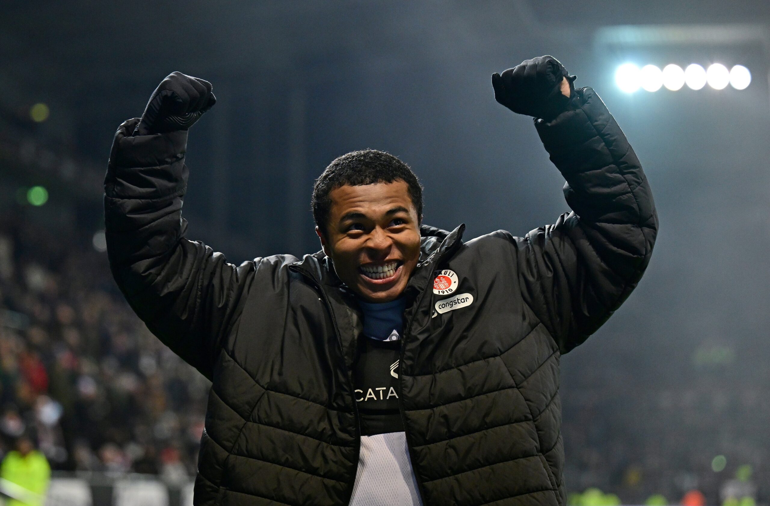 Joel Chima Fujita jubelt