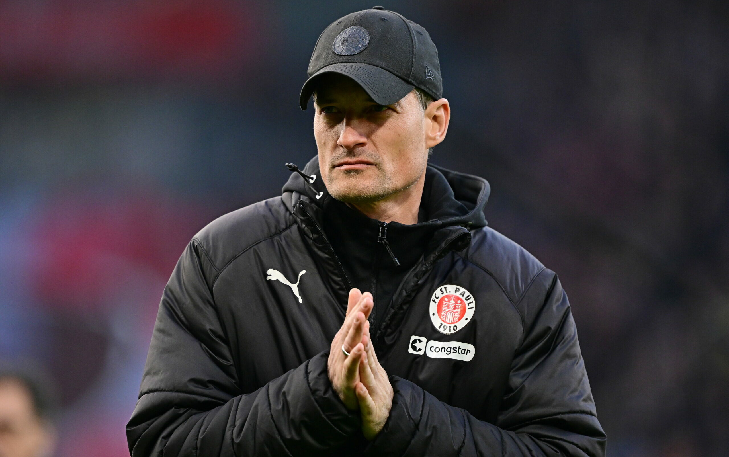 St. Pauli-Trainer Alexander Blessin schaut nachdenklich