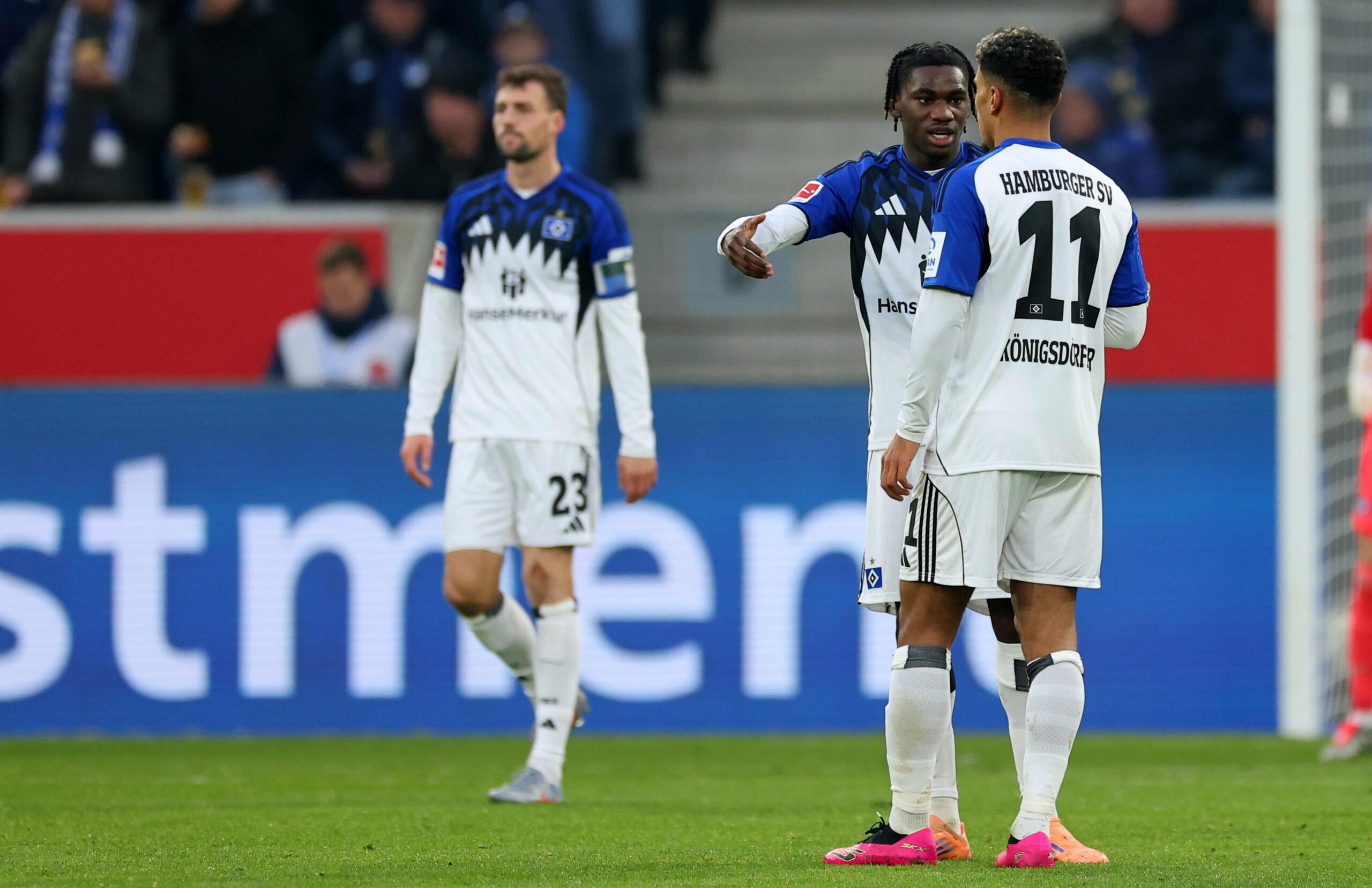 Fabio Baldé und Ransford Königsdörffer sprechen auf dem Spielfeld neben Jonas Meffert