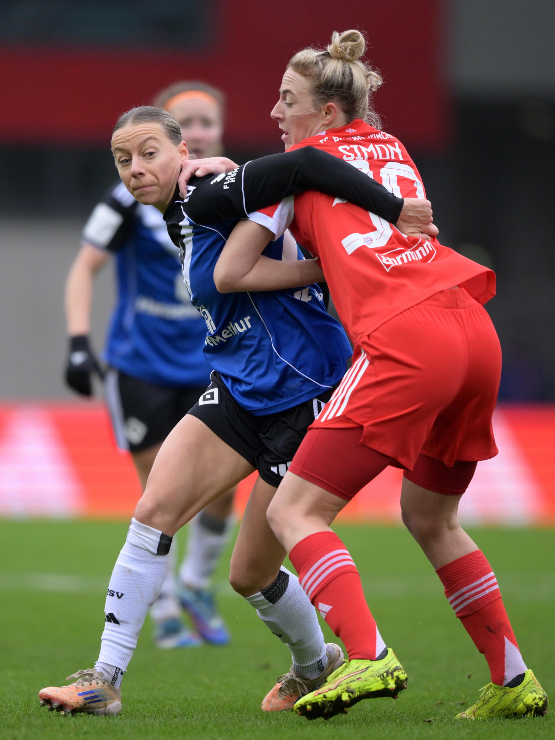 Sophie Hillebrand im Zweikampf mit Carolin Simon