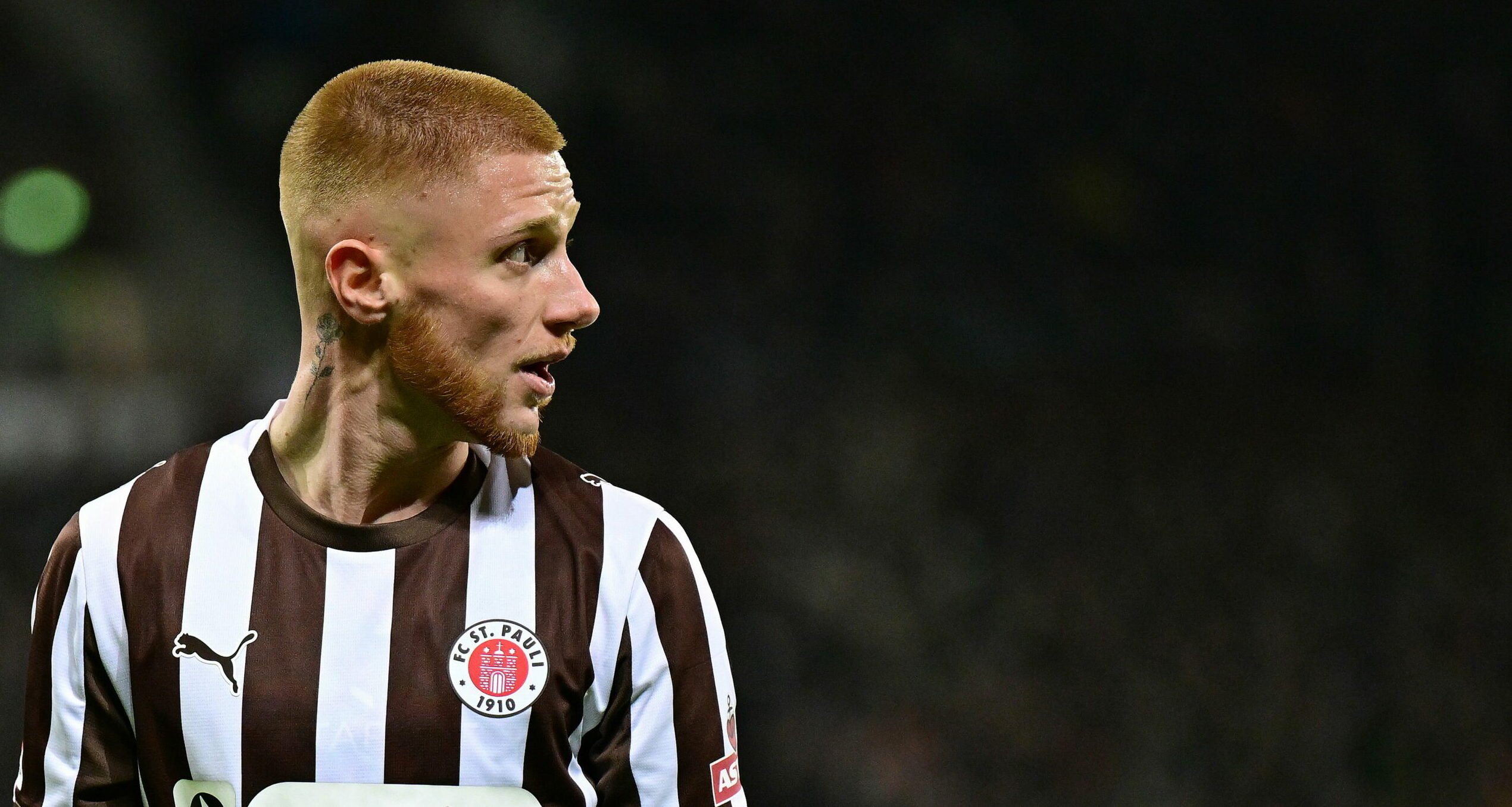 St. Pauli-Verteidiger Louis Oppie schaut über seine Schulter