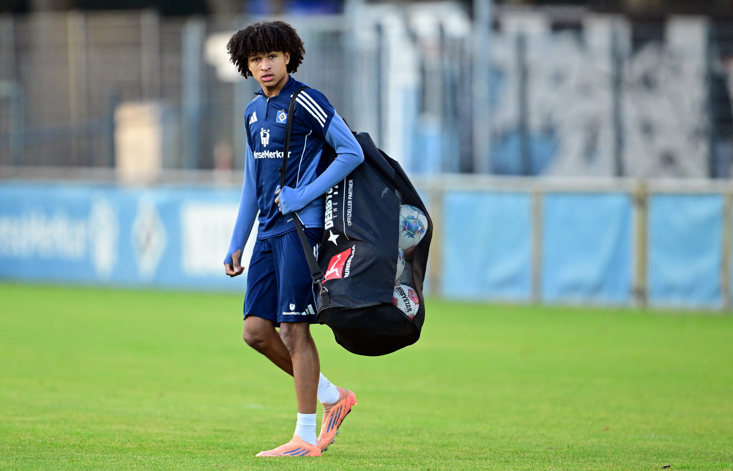 Thierry Sedlatschek trägt einen Ballsack