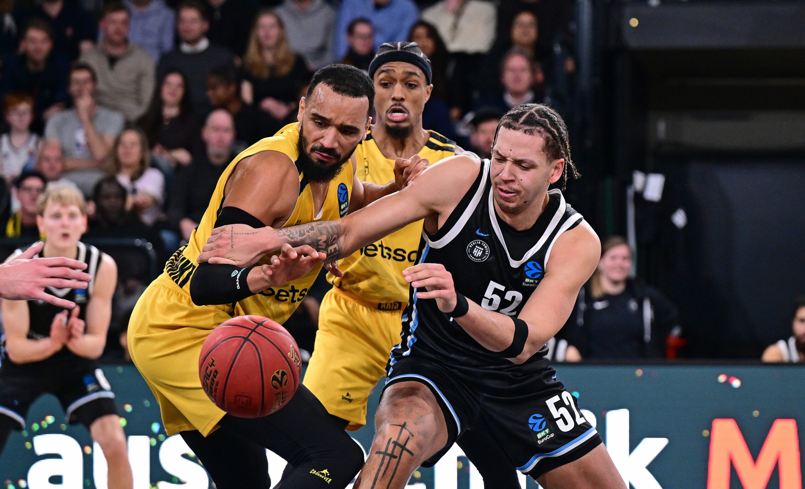 Zacharie Perrin wird von einem Aris-Duo bedrängt.