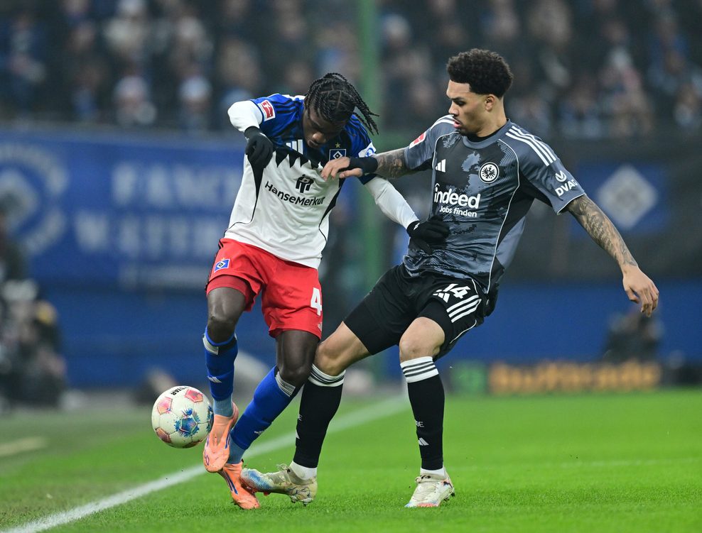 Fabio Baldé im Zweikampf mit Frankfurts Nnamdi Collins