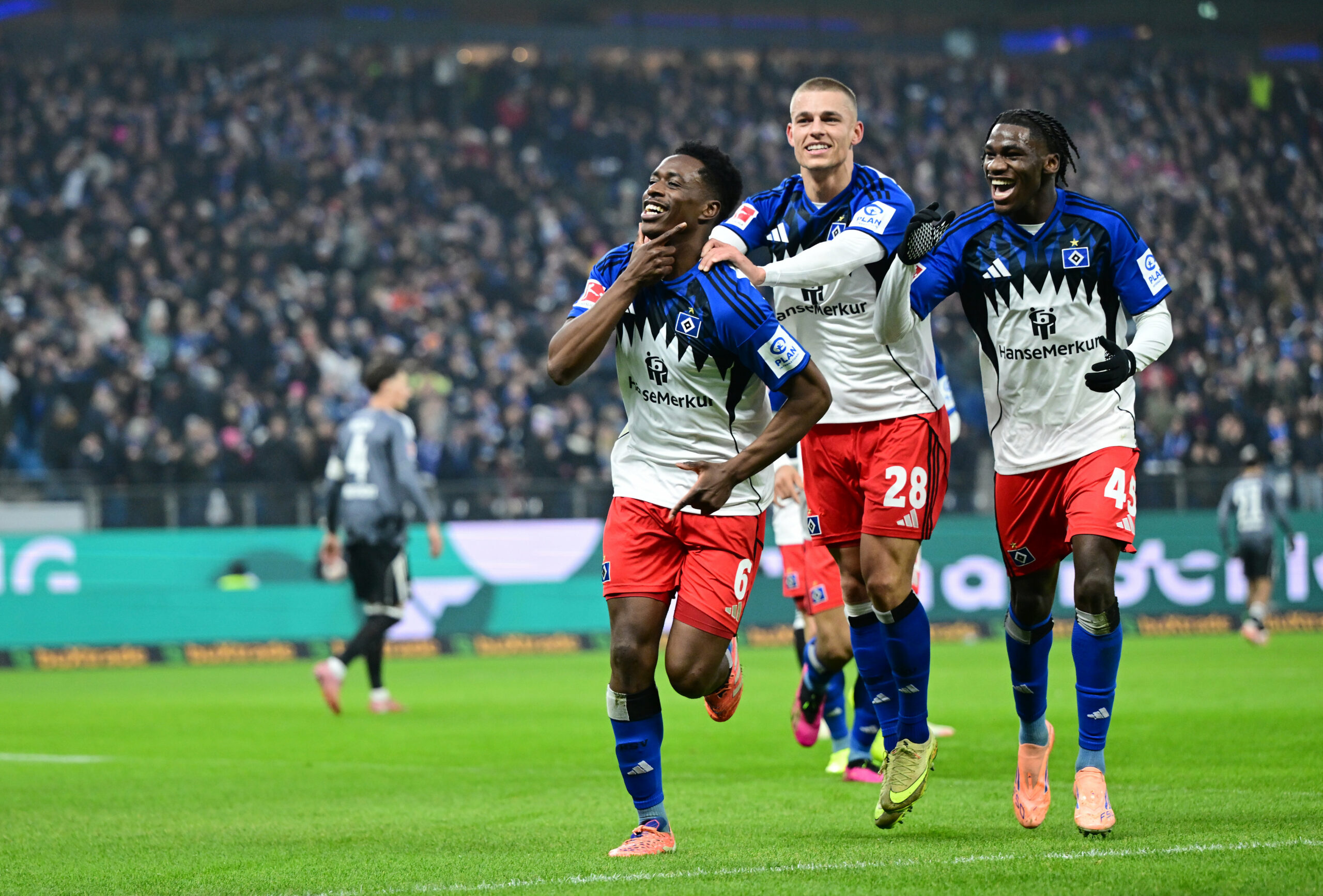Albert Sambi Lokonga bejubelt mit Miro Muheim und Fabio Bald die HSV-Führung