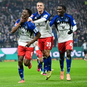 Albert Sambi Lokonga bejubelt mit Miro Muheim und Fabio Bald die HSV-Führung