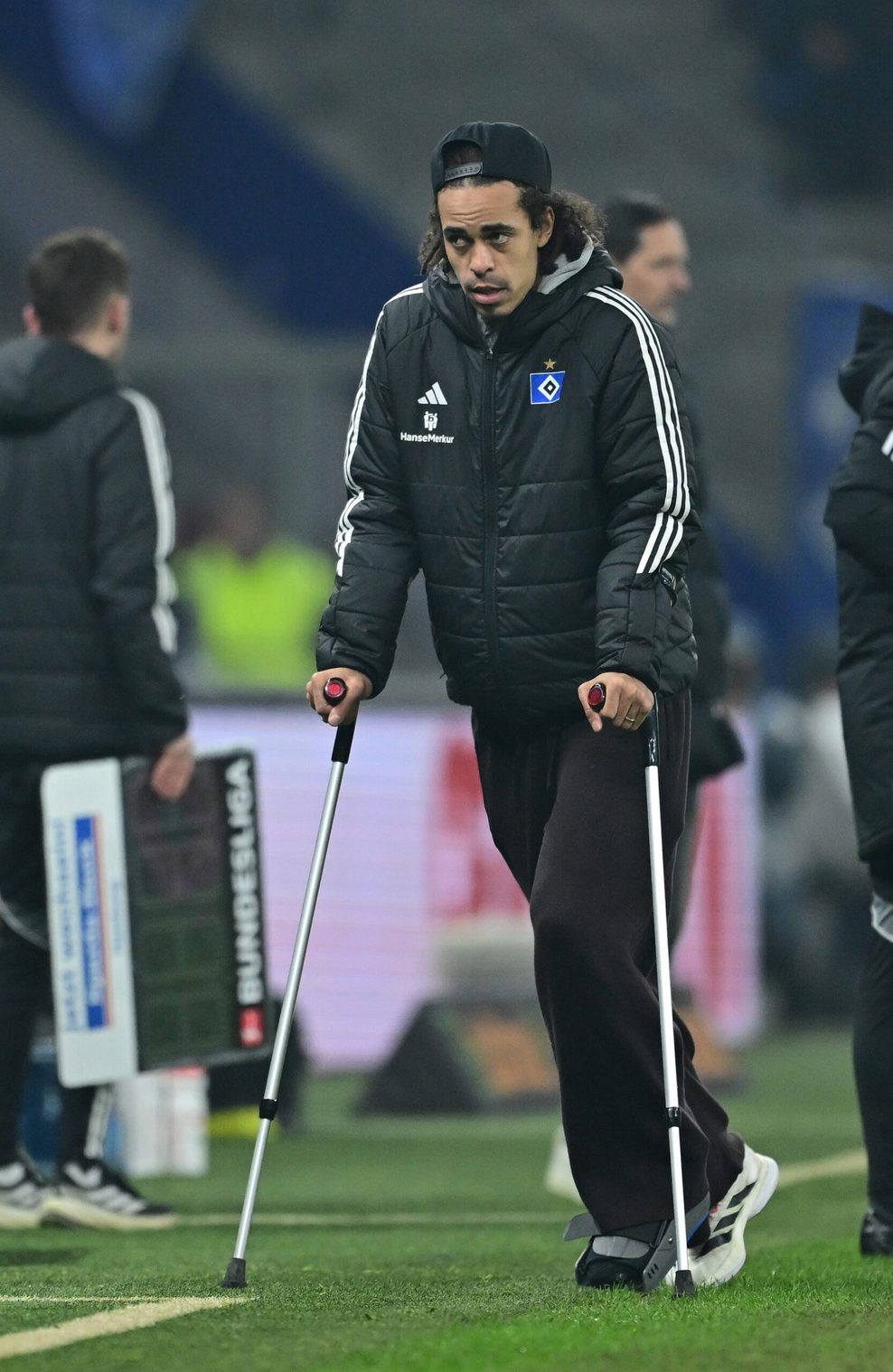 Yussuf Poulsen geht auf Krücken am Spielfeldrand