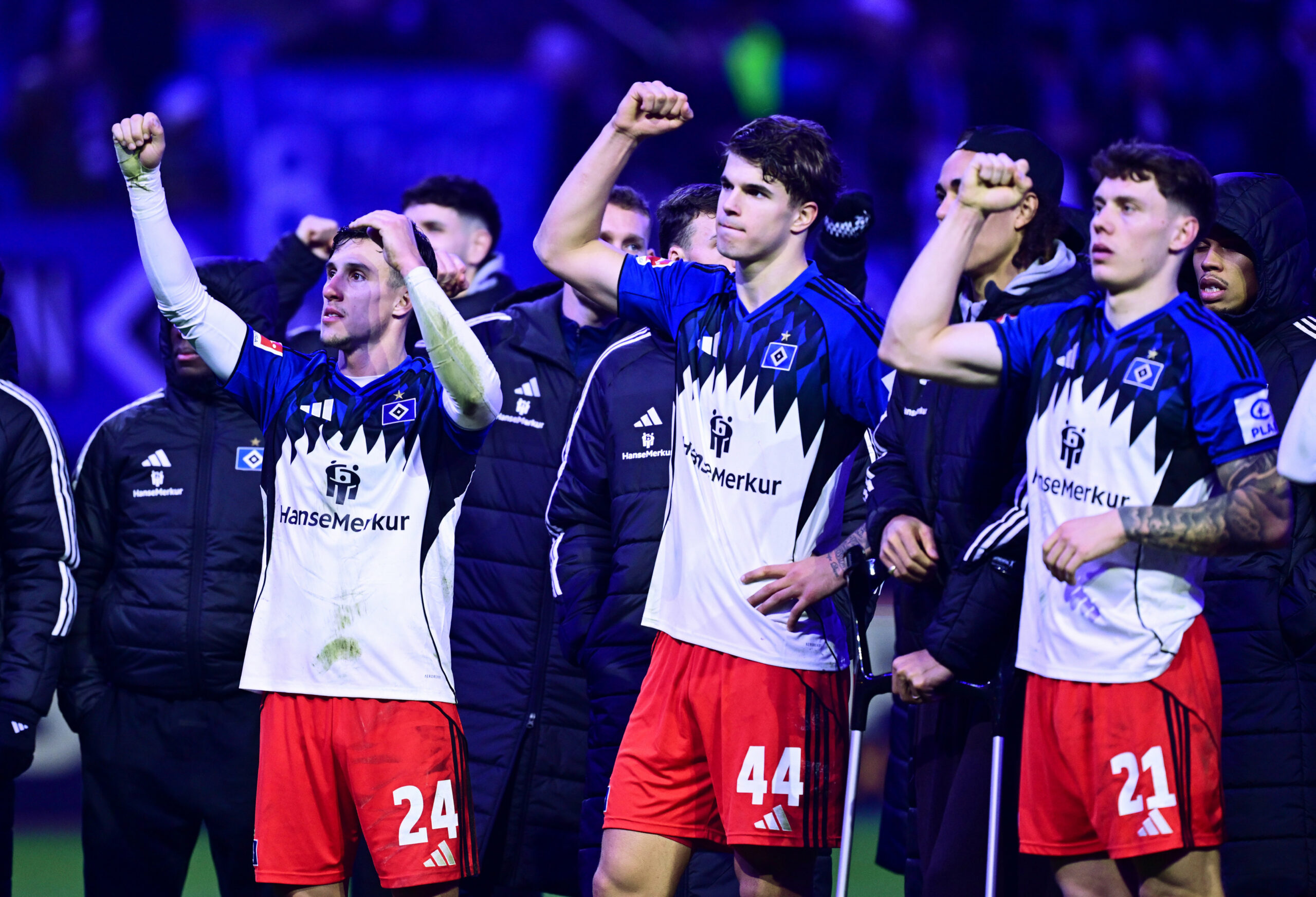 Nicolás Capaldo, Luka Vuskovic und Nicolai Remberg halten vor den Fans ihre Fäuste nach oben