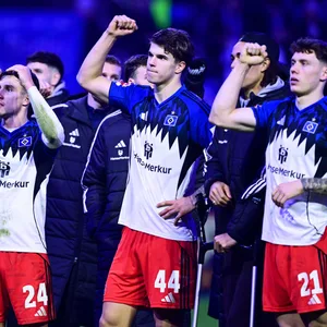 Nicolás Capaldo, Luka Vuskovic und Nicolai Remberg halten vor den Fans ihre Fäuste nach oben