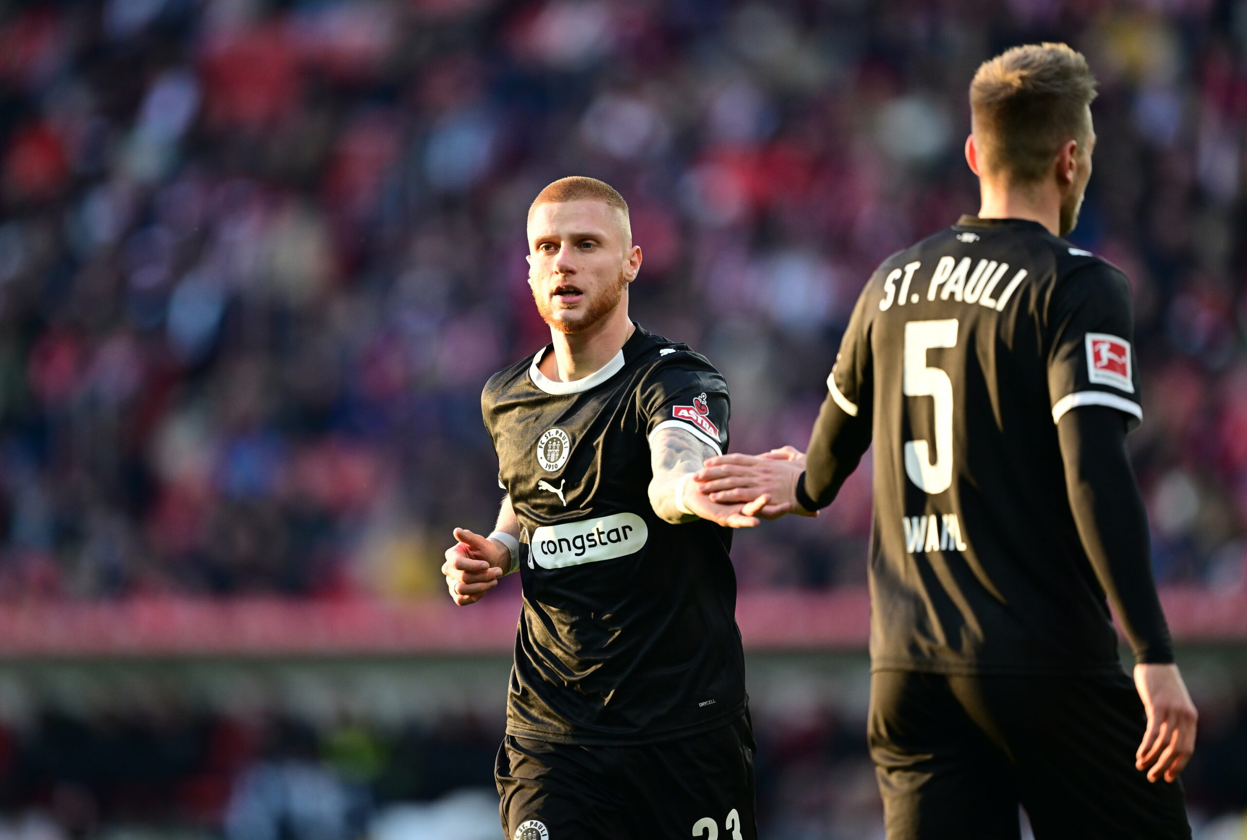 Louis Oppie und Hauke Wahl klatschen sich ab