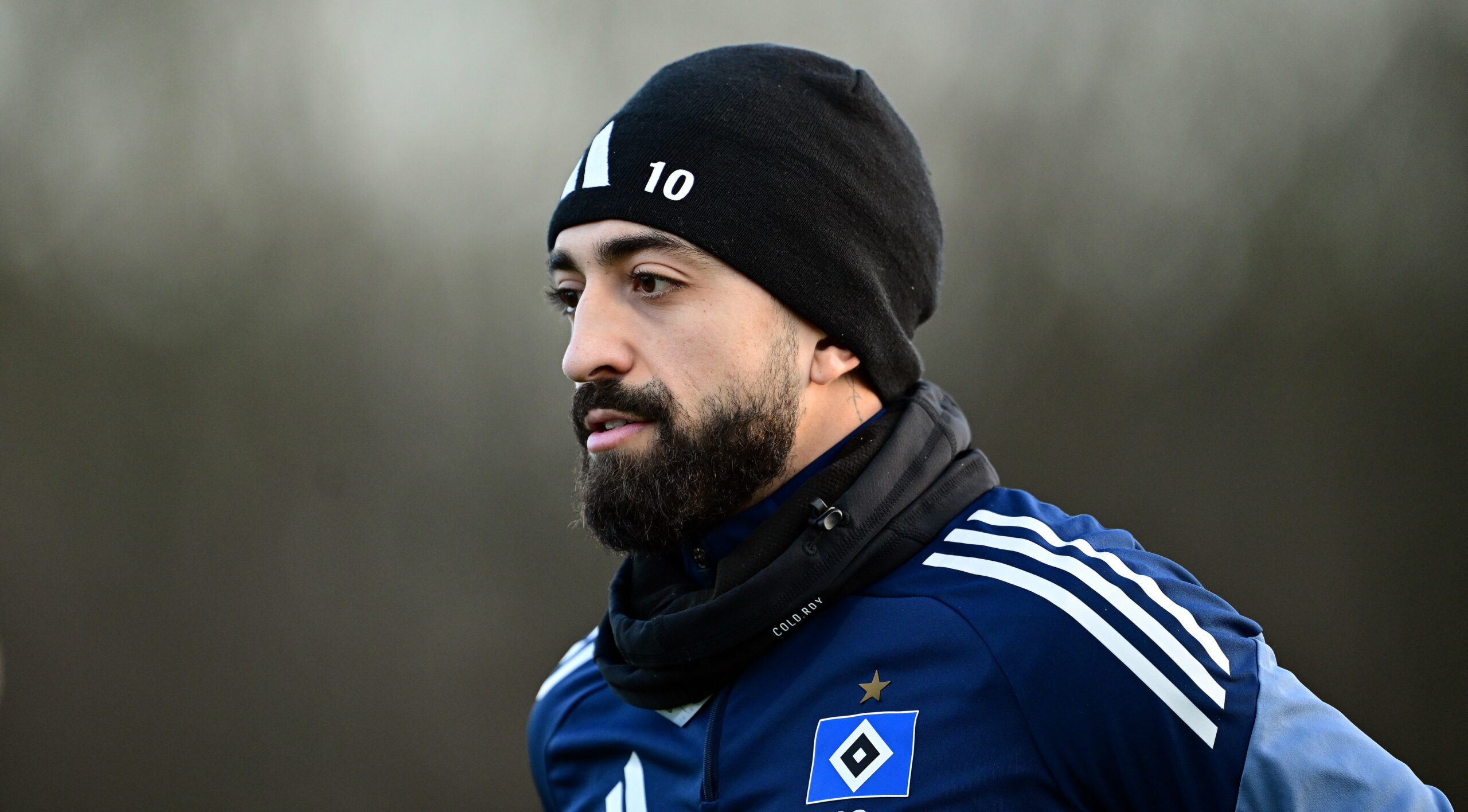 Immanuel Pherai mit Mütze auf dem Kopf beim HSV-Training