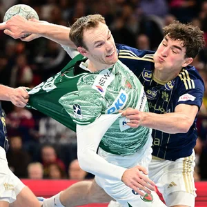 Mathias Gidsel wirft auf das Tor und wird von zwei Hamburger Gegenspielern bedrängt