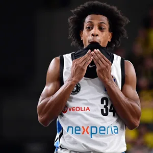 Towers-Basketballer Ross Williams schaut beeindruckt