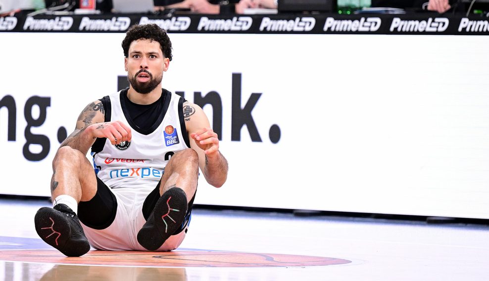 Devon Daniels IV sitzt auf dem Boden