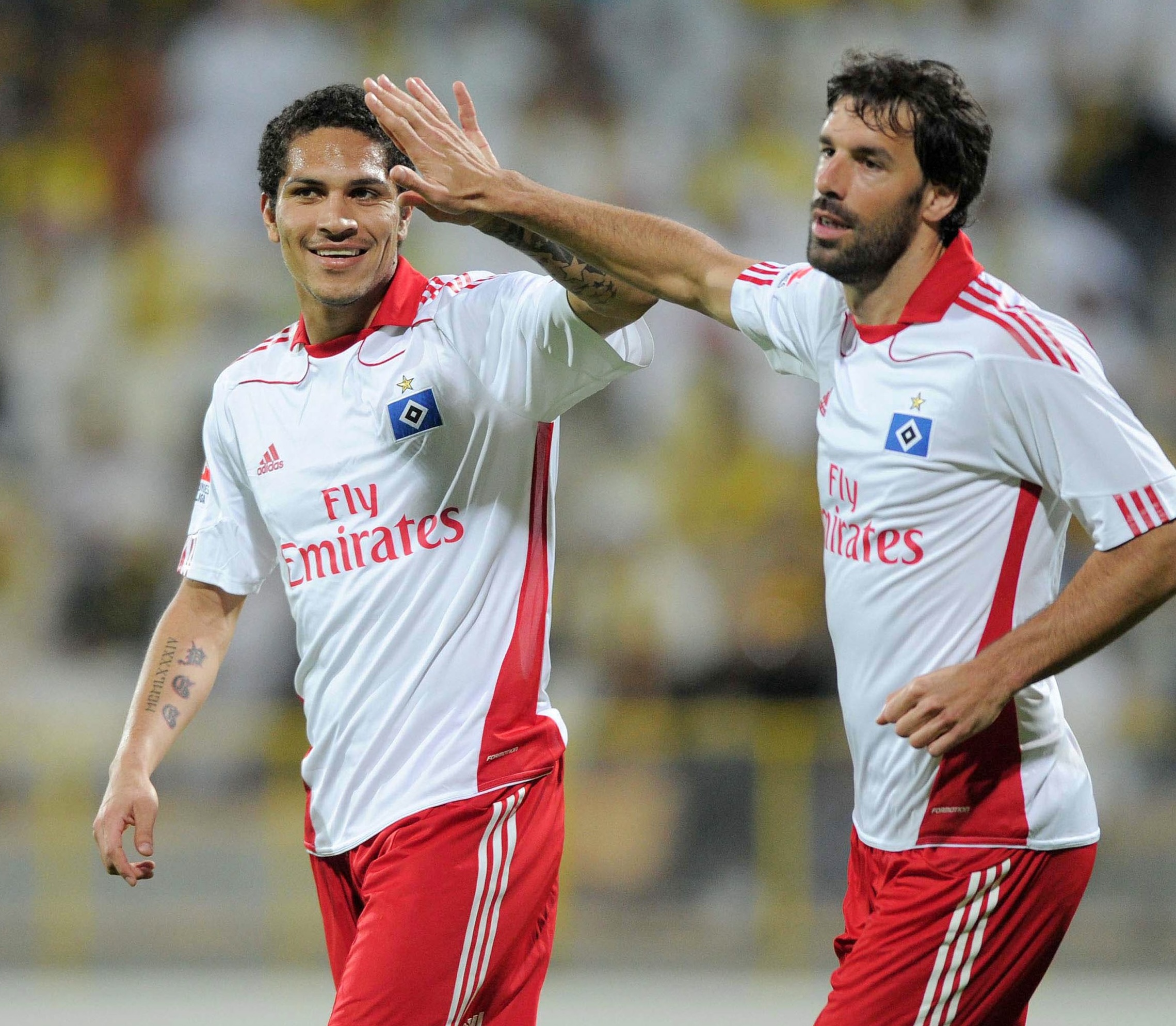 Paolo Guerrero (l.) im HSV-Dress zusammen mit Ruud van Nistelrooy.