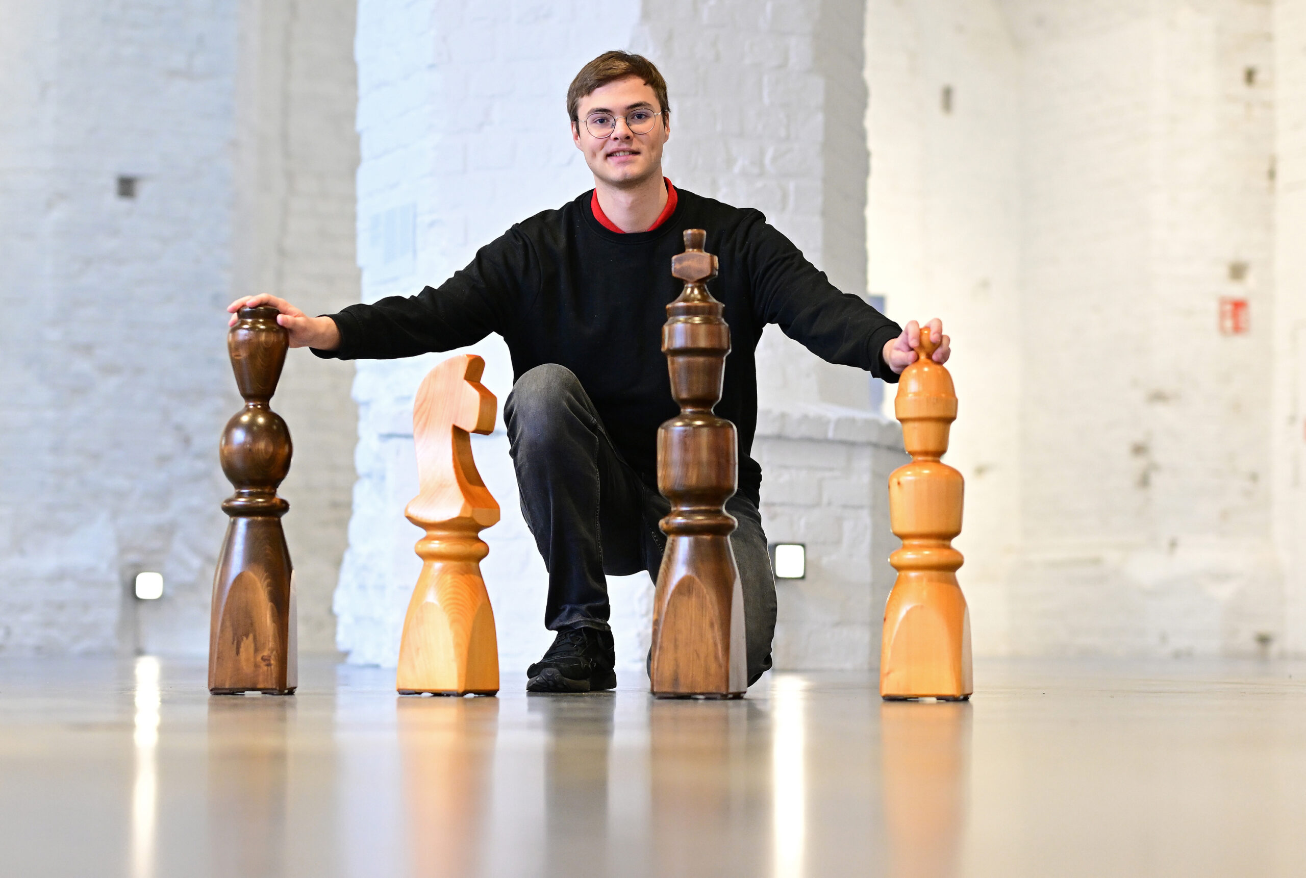 Frederik Svane mit Schachfiguren an seinen Händen