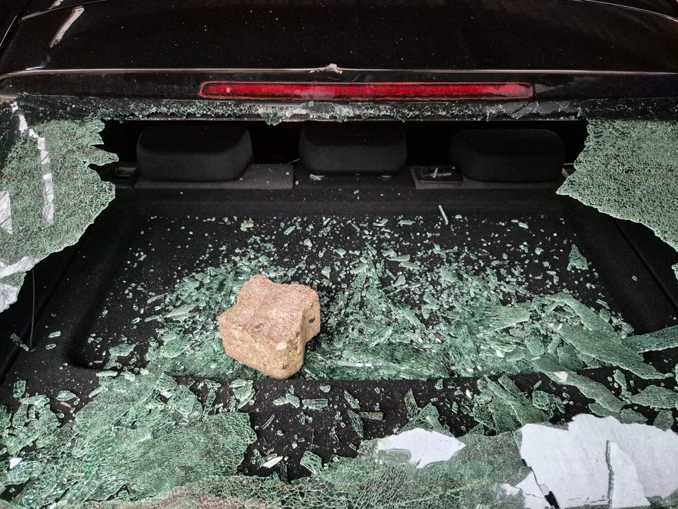 Eine zerstörte Heckscheibe