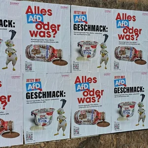 Mit diesen Plakaten macht „Campact“ auf die Verbindung zwischen Müller und der AfD aufmerksam.