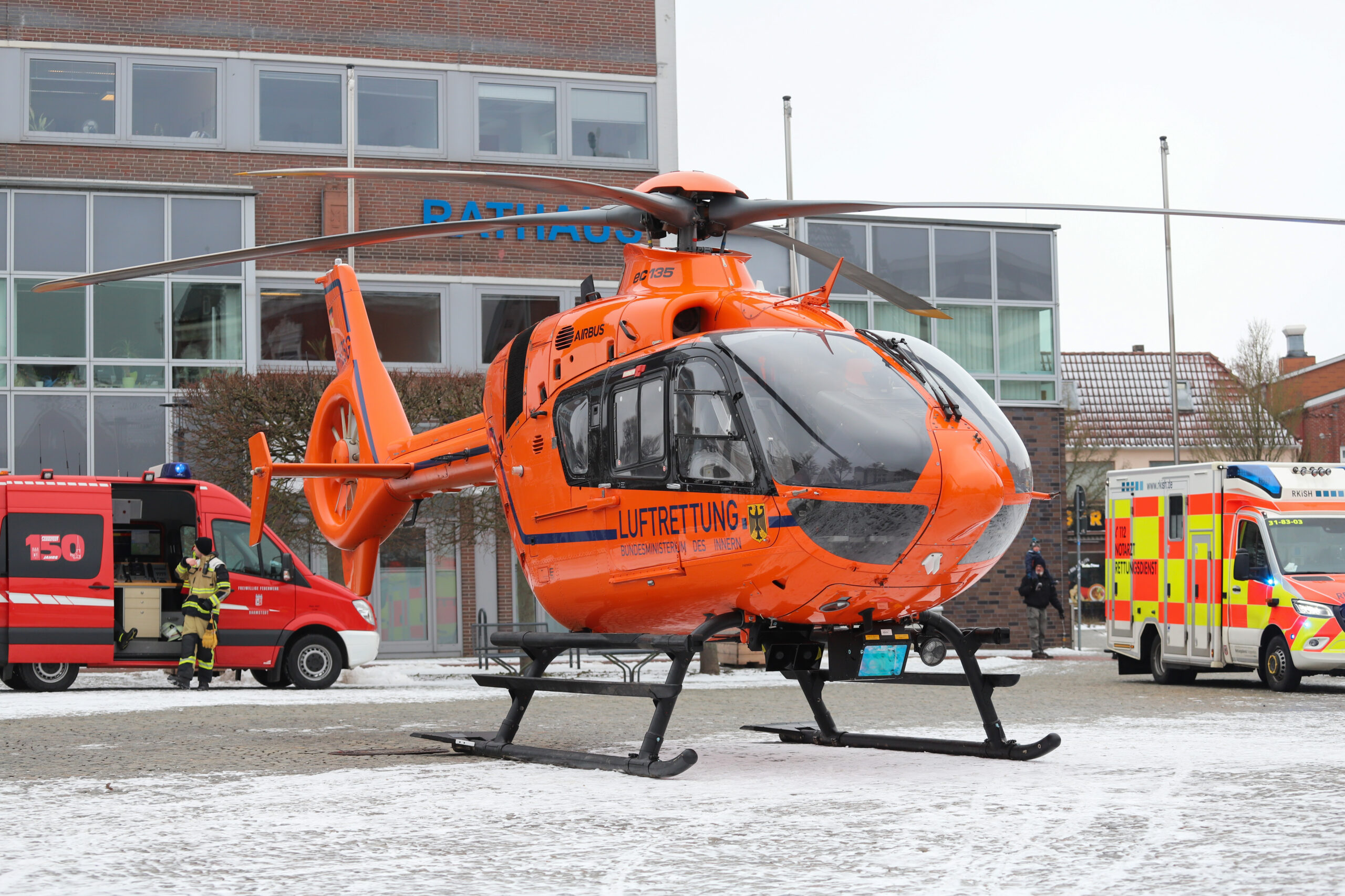 16-Jährige stürzt aus Obergeschoss: Ein Rettungshubschrauber landete auf dem Marktplatz in Barmstedt