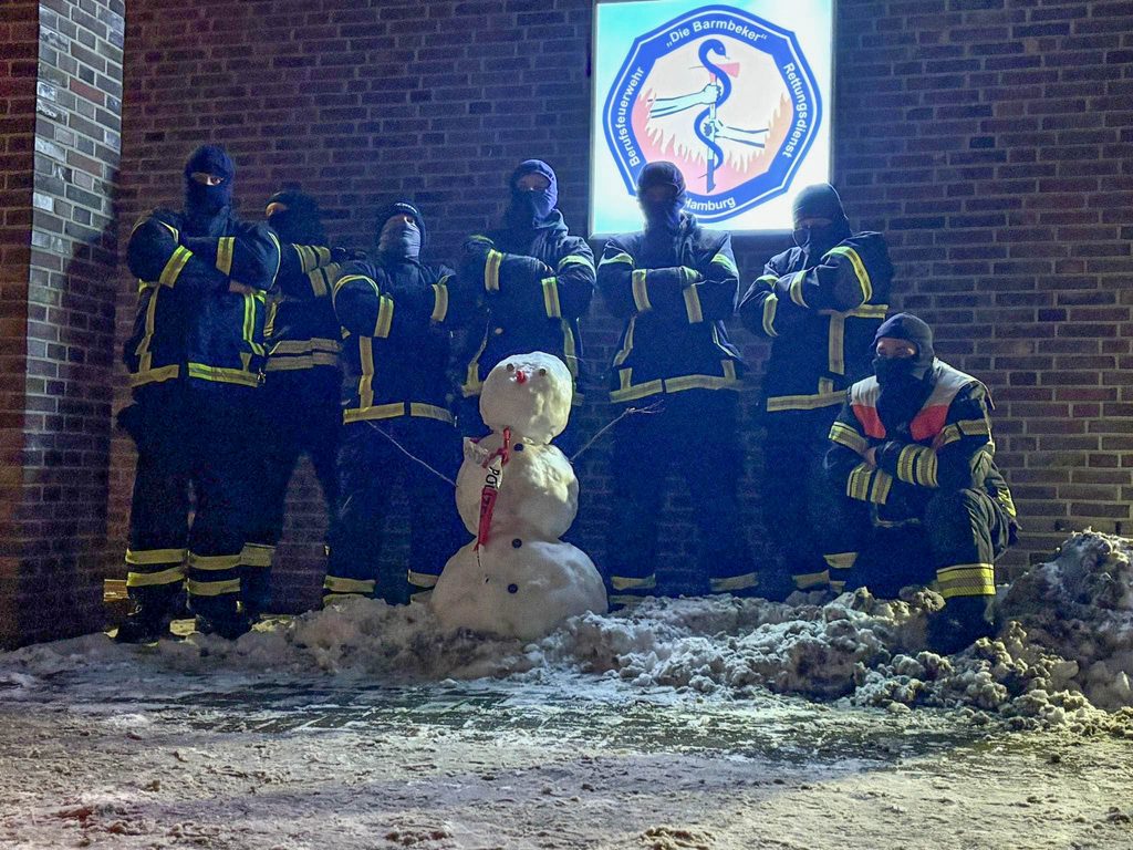 Schneemann vom Polizeirevier entführt – Fotos aufgetaucht