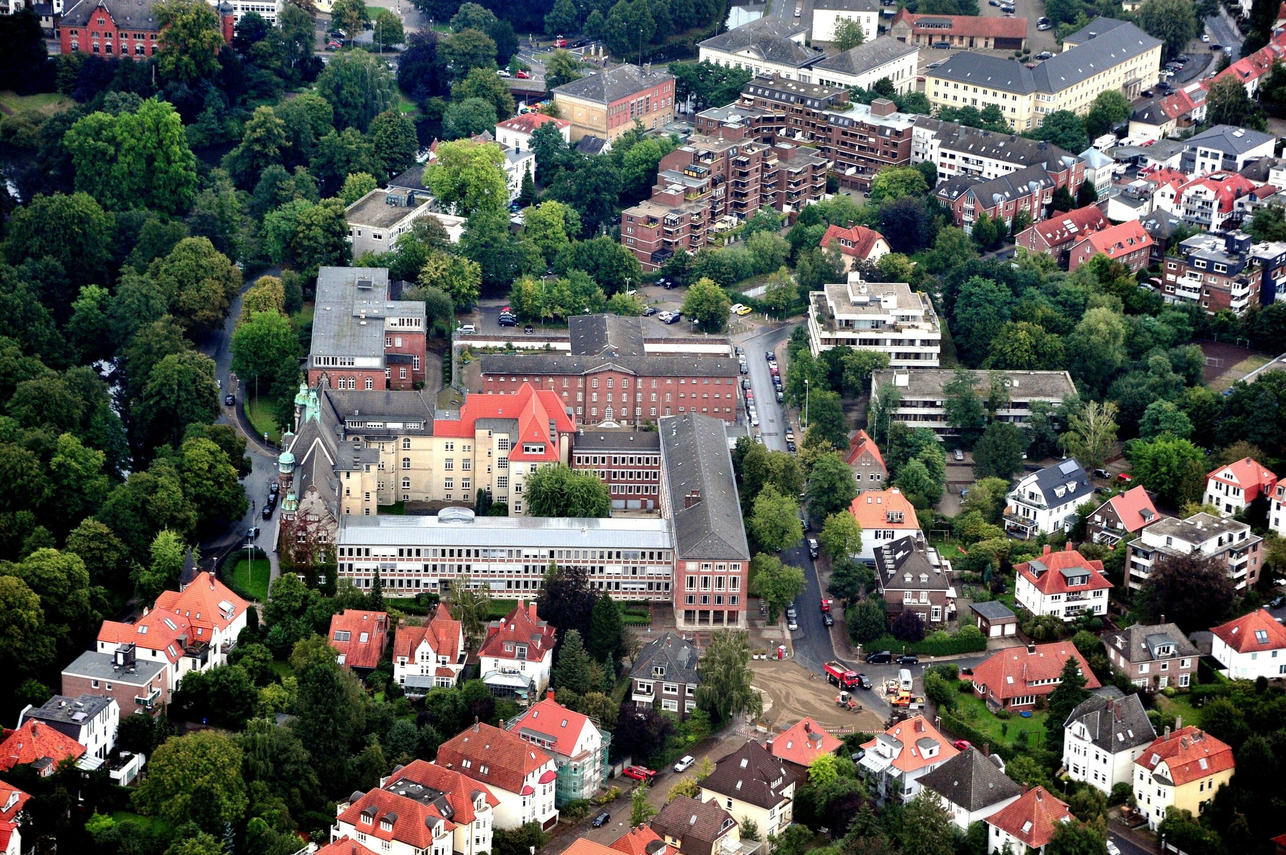 Zahlreiche Einrichtungen der niedersächsischen Justiz, darunter vorne das Amtsgericht und Oberlandesgericht