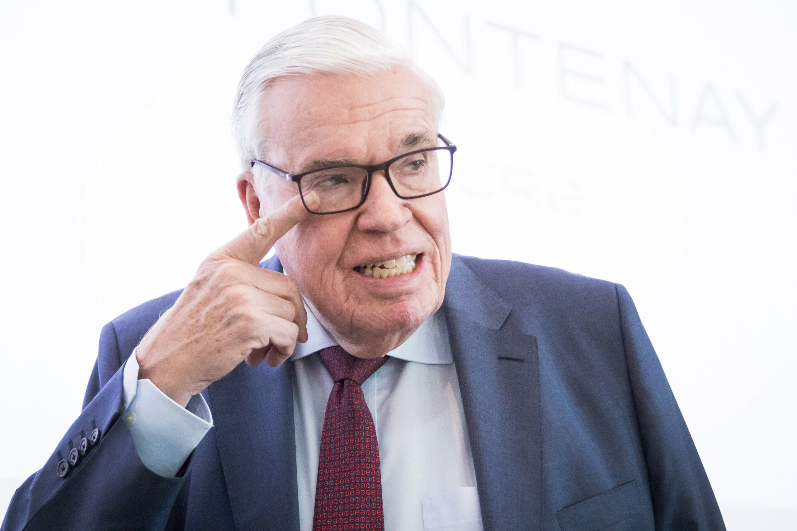 Klaus Michael Kühne reibt sich am Auge