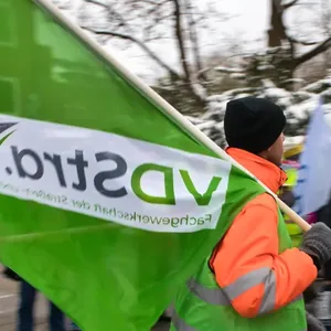 Ein Mitarbeiter des LBVSH beim Warnstreik in Kiel in der vergangenen Woche.