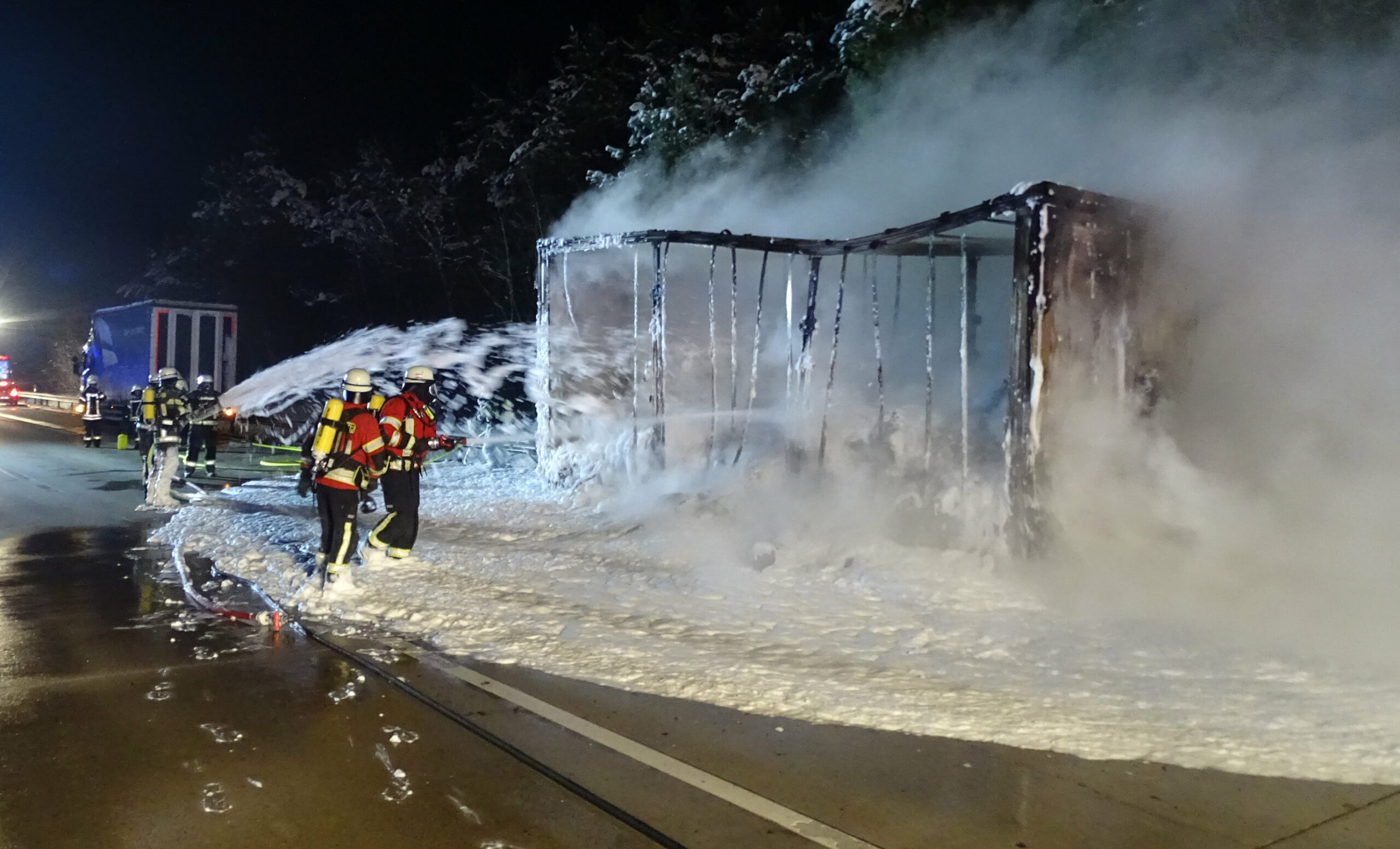 A7 LKW Feuerwehr Brand Schaum