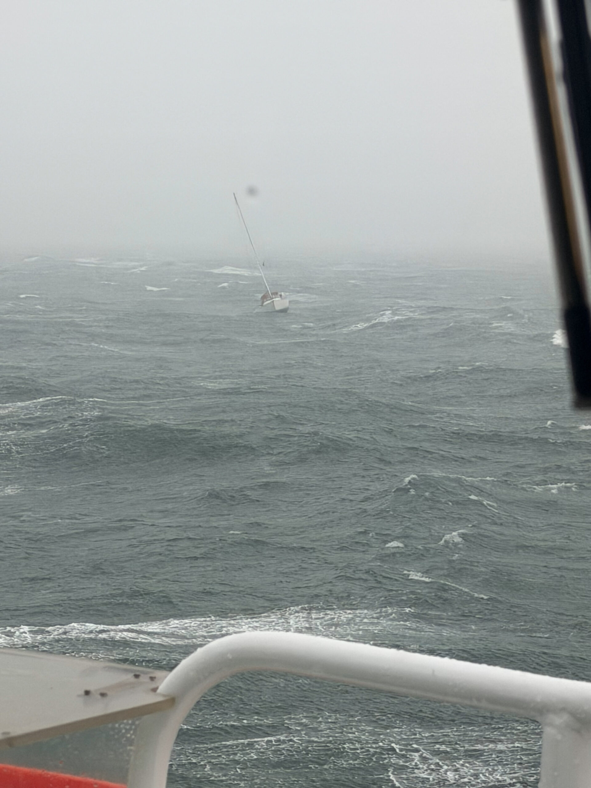 Einhandsegler Sturm Meer Rettungsschiff
