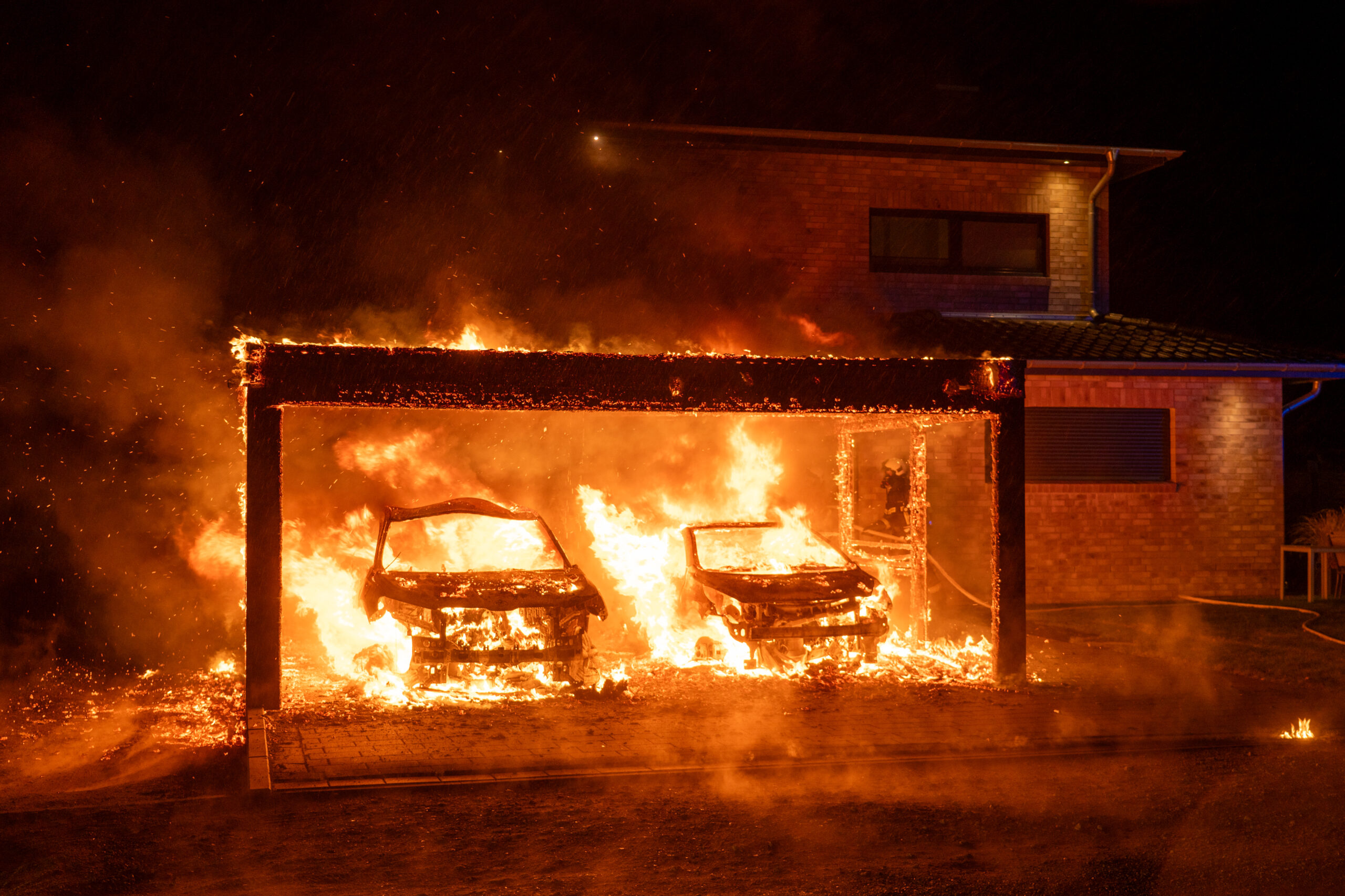 Die zwei Autos standen komplett in Flammen und wurden dadurch zerstört.