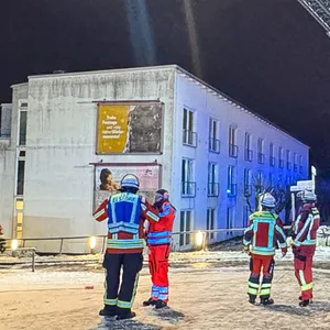 Der Brand wurde unter anderem per Drehleiter gelöscht.