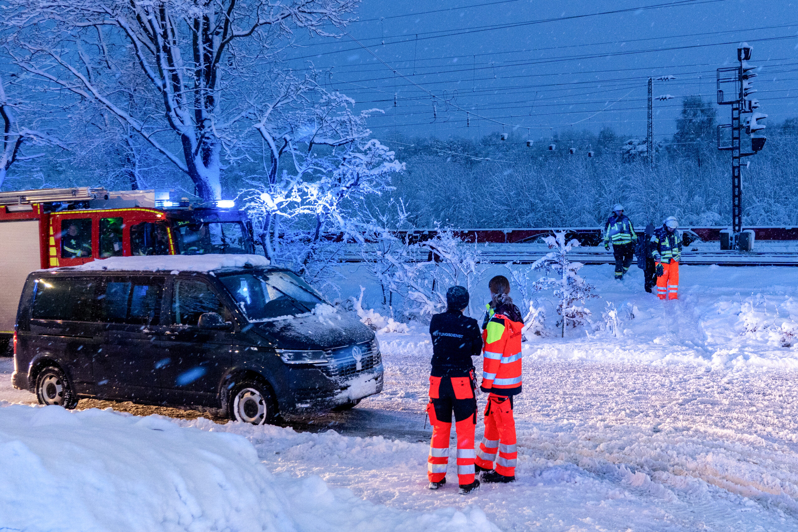 Ein Mann ist am Samstagnachmittag an den Bahngleisen in Buchholz unterwegs gewesen.