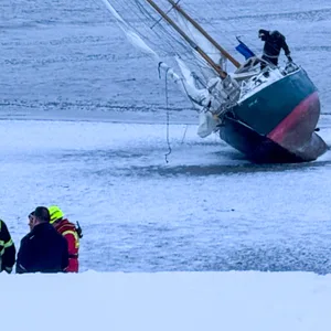 Segler kommt bei Schneesturm von Route ab und strandet