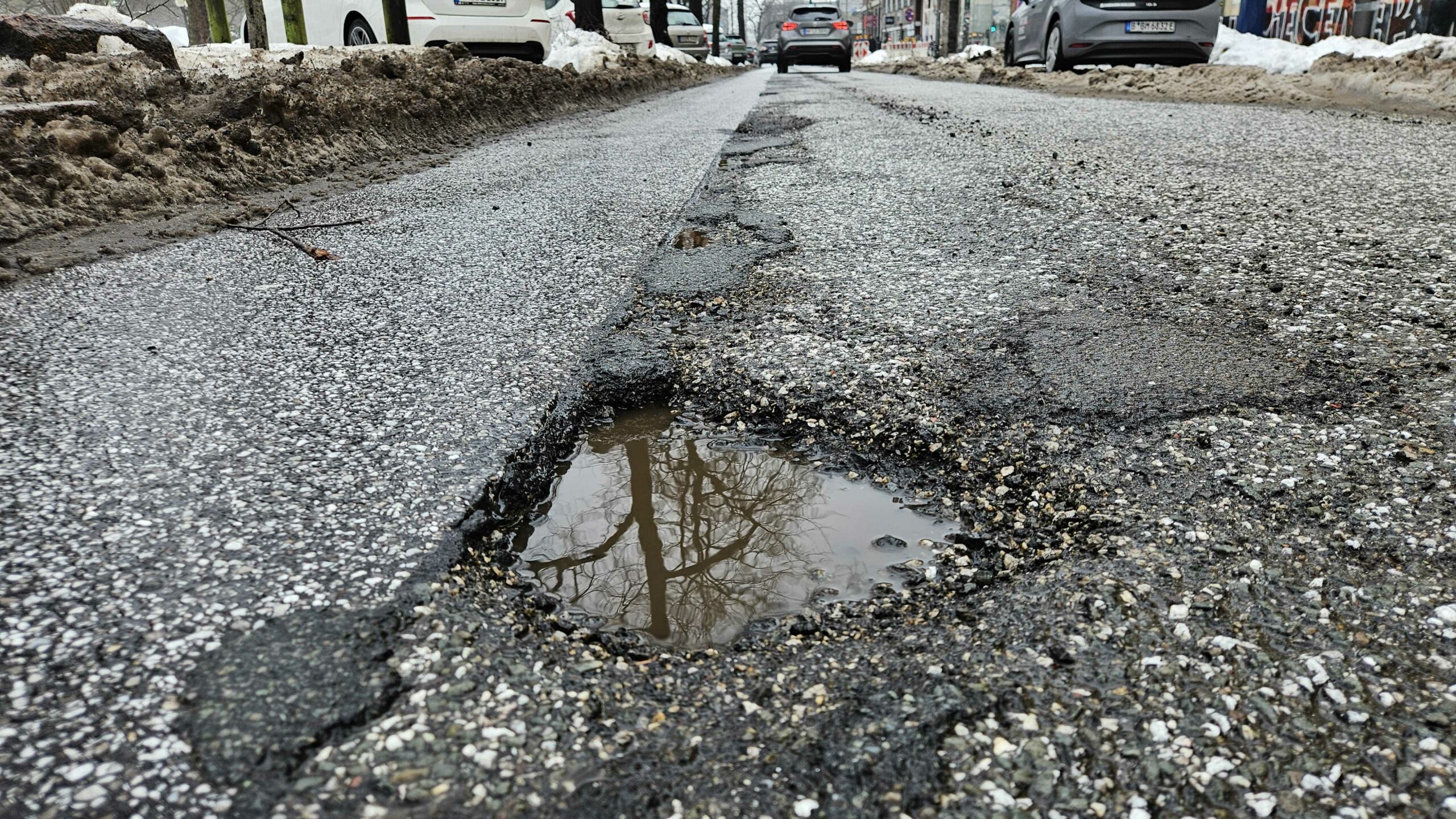 Mit dem Tauwetter kommen die Schlaglöcher – hier auf der Max-Brauer-Allee.