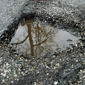 Mit dem Tauwetter kommen die Schlaglöcher – hier auf der Max-Brauer-Allee.