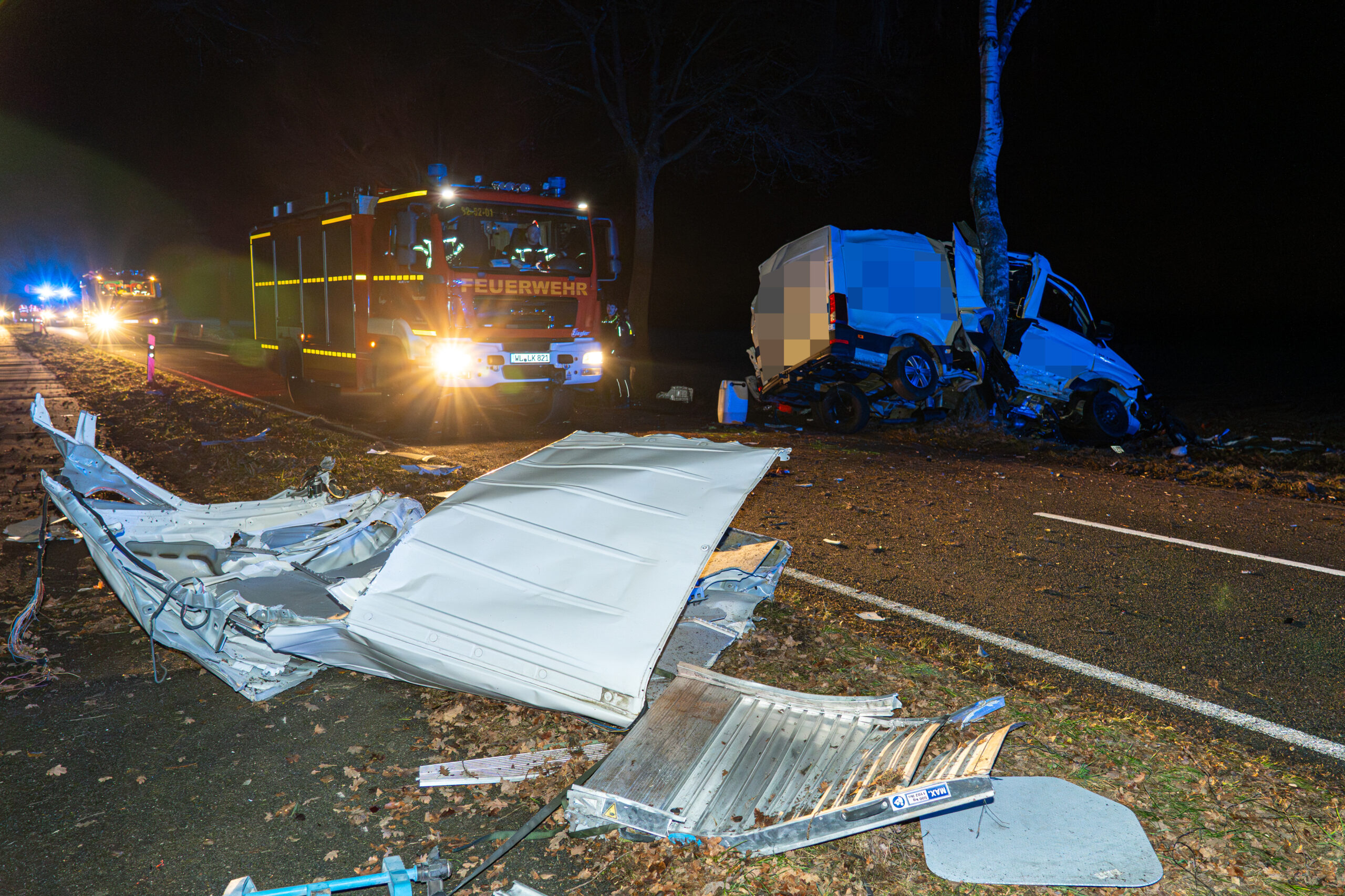 Unfallort mit Wrackteilen und Feuerwehr