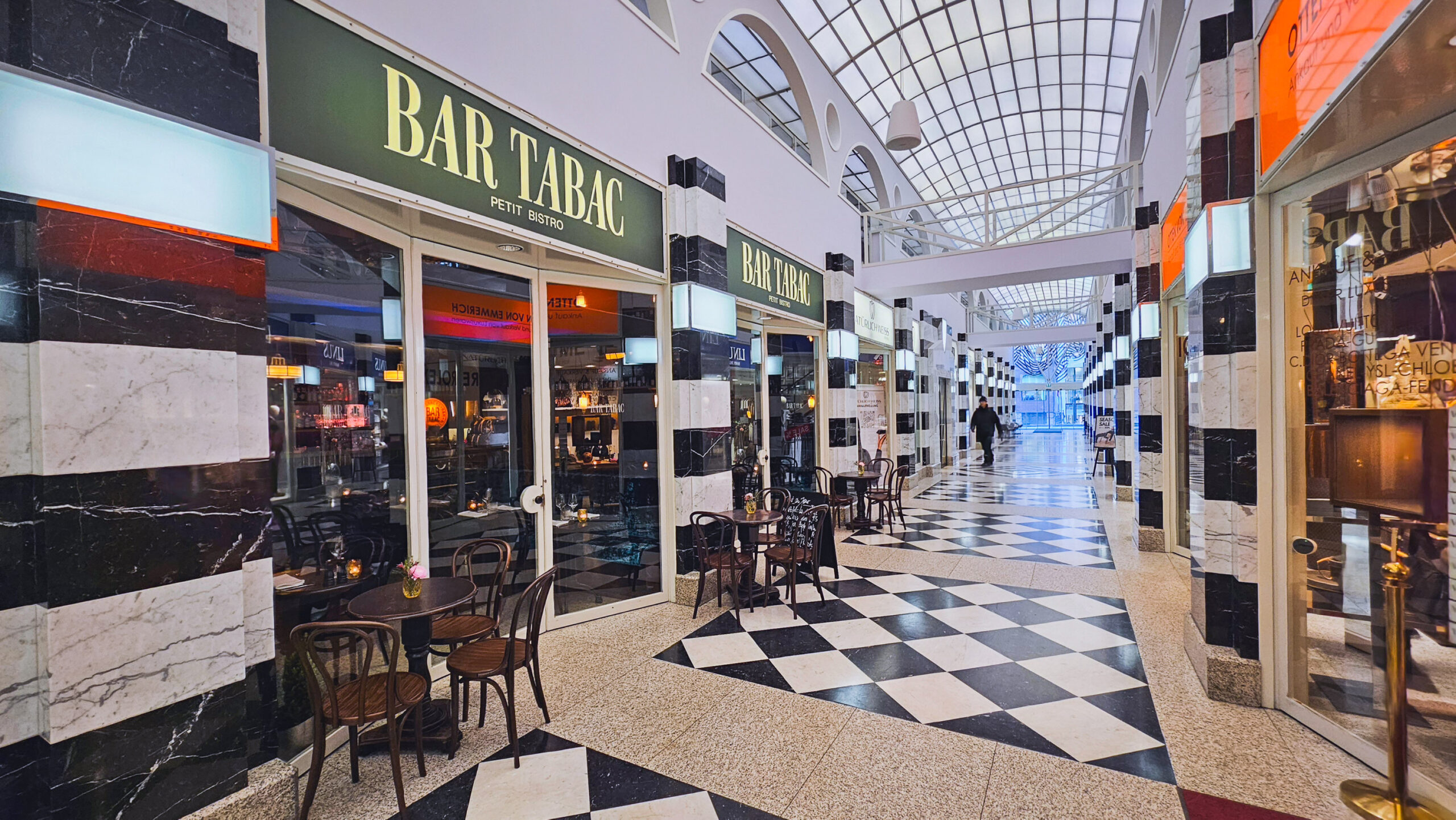 Die Bar „Tabac“ gibt es jetzt wieder in der Einkaufspassage „Galleria“.