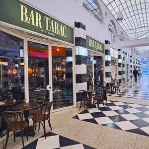 Die Bar „Tabac“ gibt es jetzt wieder in der Einkaufspassage „Galleria“.