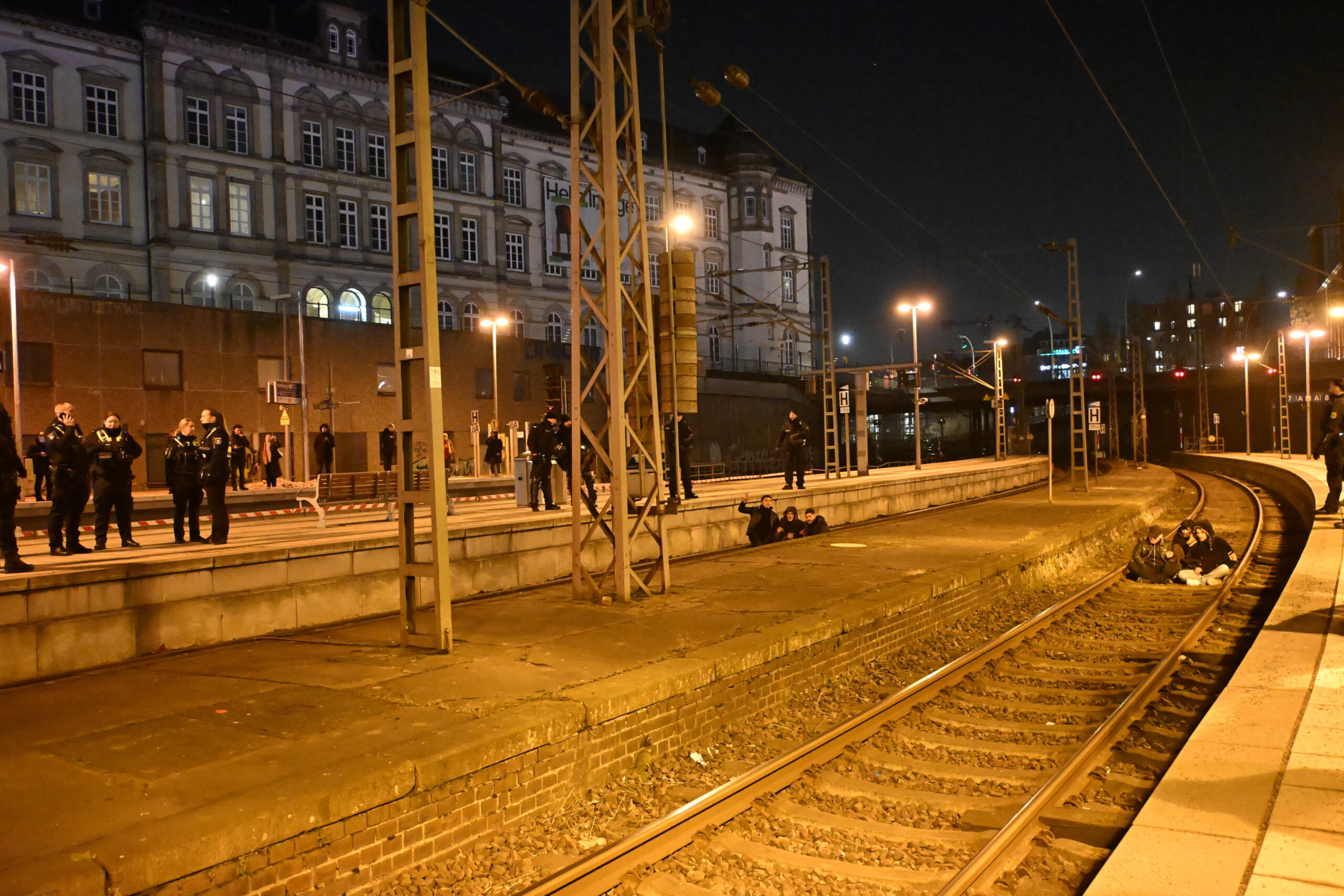 Am Hauptbahnhof gingen mehrere Demonstranten auf die Gleise und blockierten damit den Zugverkehr.