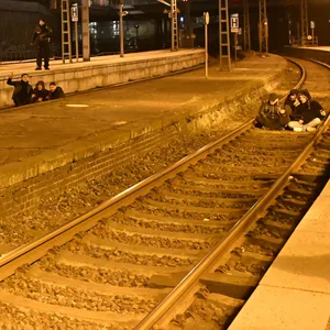 Am Hauptbahnhof gingen mehrere Demonstranten auf die Gleise und blockierten damit den Zugverkehr.