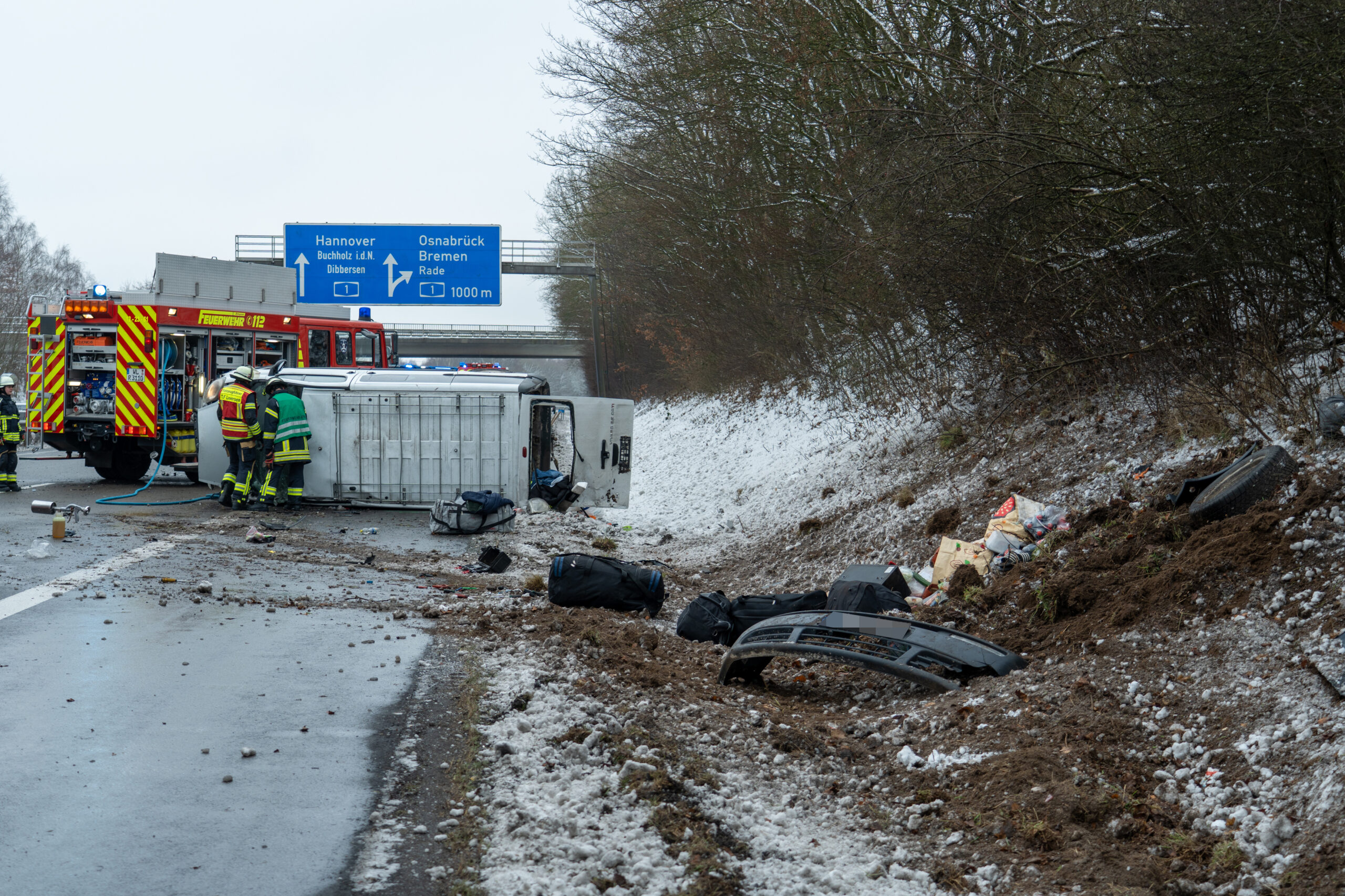 Unfall Autobahn Transporter Rettungskräfte