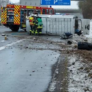 Unfall Autobahn Transporter Rettungskräfte