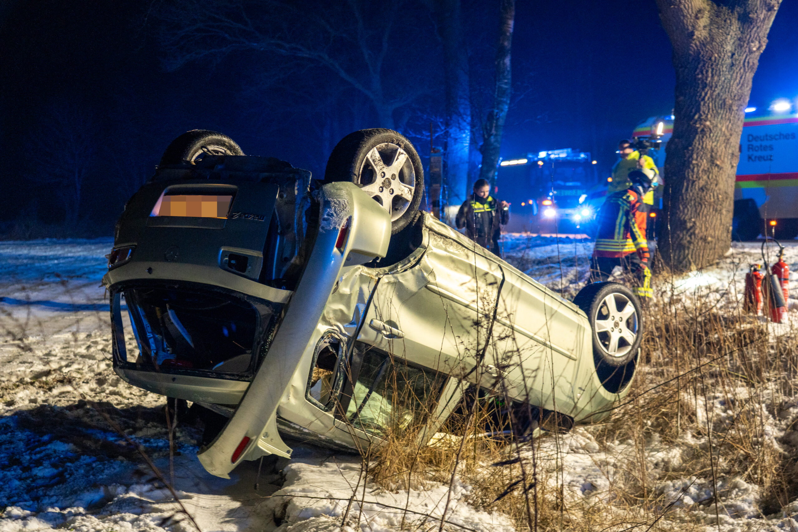 Der Wagen überschlug sich bei dem Unfall und kam auf dem Dach zum Stehen.