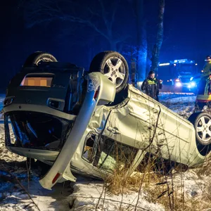 Der Wagen überschlug sich bei dem Unfall und kam auf dem Dach zum Stehen.