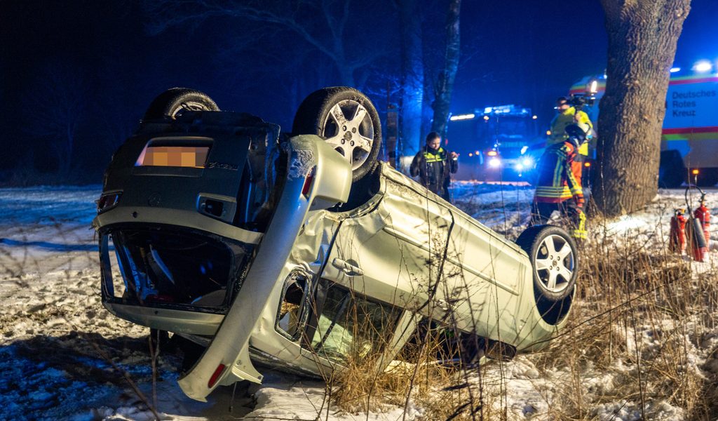 Schneewehe-auf-Bundesstra-e-Autofahrerin-und-Tochter-6-bei-Unfall-verletzt